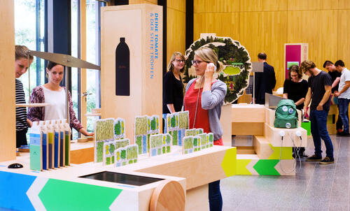 Besucher in der Ausstellung MenschenWelt © Deutsche Bundesstiftung Umwelt/Münch
